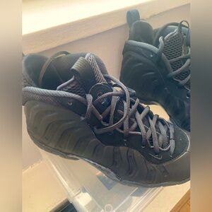 Nike Posite Womens/Kids sneakers size 5 Black